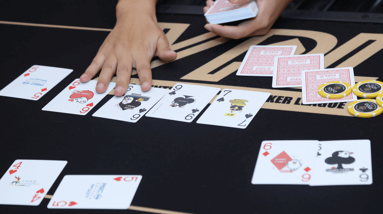 传奇扑克教你怎么去分辨对手是不是在慢玩强牌