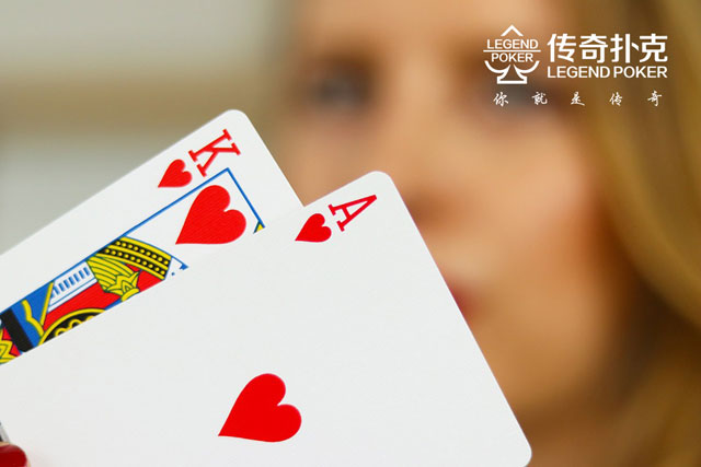 在传奇扑克比赛拿着同花AK你能正确游戏吗？