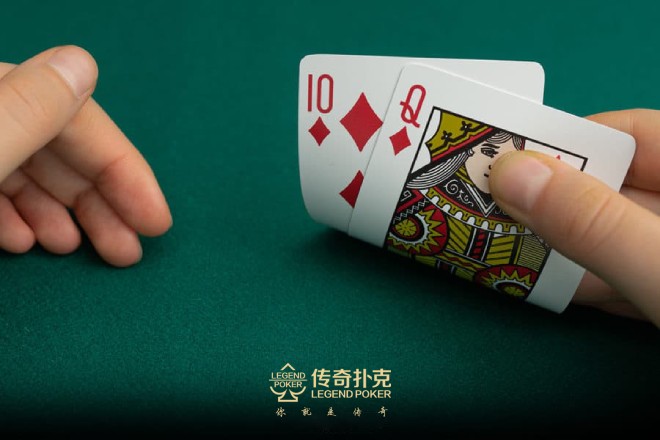 传奇扑克APP常规桌拿到同花Q10怎么玩？