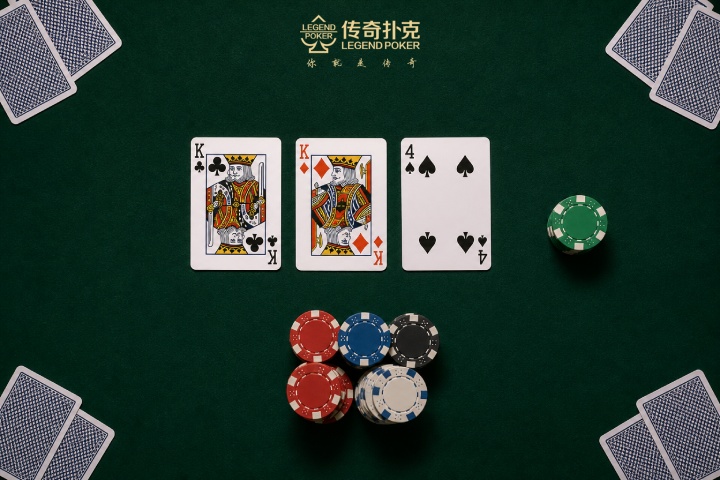 牌面三:K♣K♦4♠