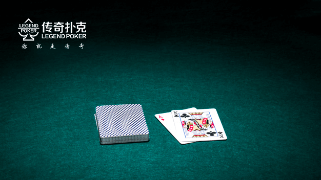 注视着传奇扑克的桌面或者是底牌